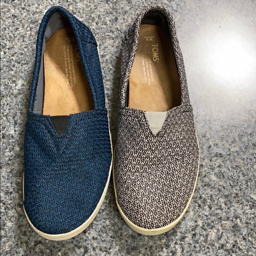 2 pair of toms